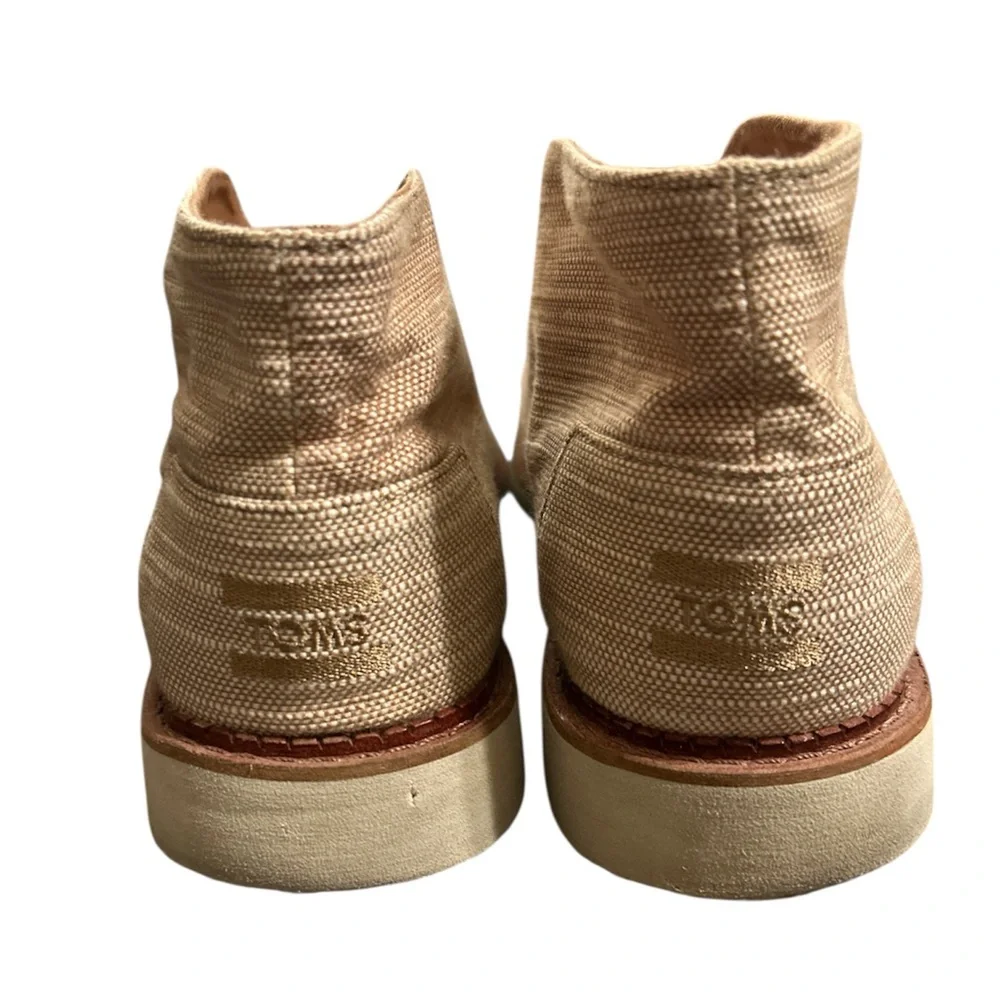 TOMS Mateo chukkas with a desert taupe canvas upper. Men’s size 11.5